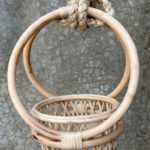 CANASTA COLGANTE EN MIMBRE