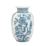 FLORERO EN CERAMICA AZUL Y BLANCO