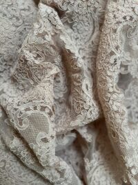 TOPE DE ENCAJE CREMA  84 X 84