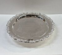 BANDEJA REDONDA ELEVADA SILVER PLATED "BREGENZ"
